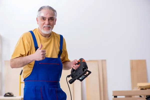 Viejo carpintero trabajando en taller — Foto de Stock