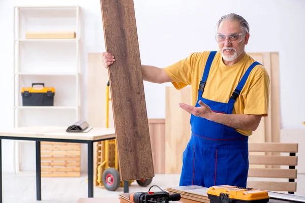 Oude mannelijke timmerman aan het werk in werkplaats — Stockfoto