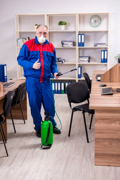 Alte professionelle Lohnunternehmer tun Schädlingsbekämpfung im Büro — Stockfoto