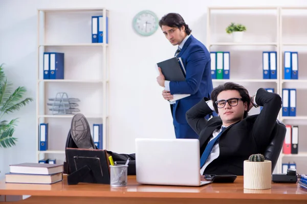 Chefen och hans manliga assistent arbetar på kontoret — Stockfoto