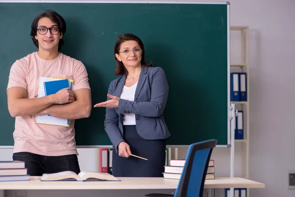 Anciana profesora y alumna en el aula — Foto de Stock