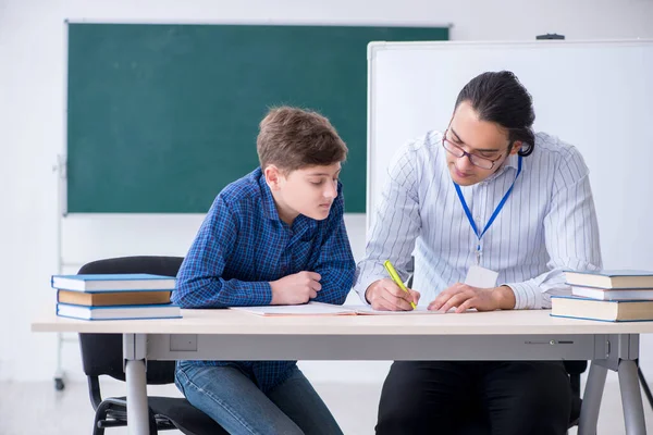 Jovem professor e menino na sala de aula — Fotografia de Stock