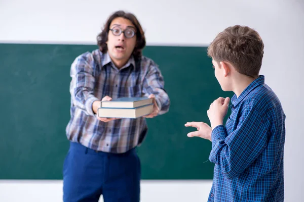 Engraçado macho professor e menino na sala de aula — Fotografia de Stock
