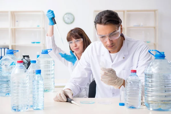 Zwei Chemiker im Labor — Stockfoto