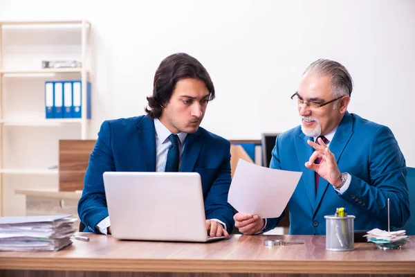 Employés jeunes et vieux travaillant ensemble au bureau — Photo