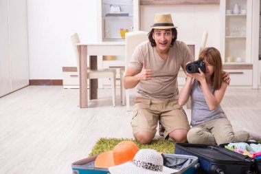 Genç çift geziye hazırlanıyor