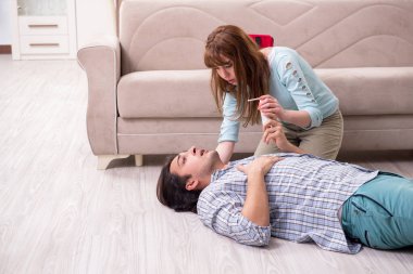 Evde ilk yardım konsepti olan genç bir çift