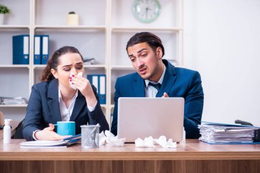 İki çalışan işyerinde acı çekiyor