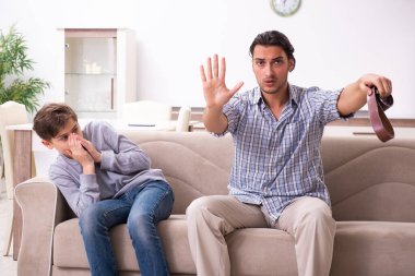 Baba onu dövüyor ve cezalandırıyor.