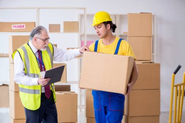 Profesyonel nakliyeciler evde yer değiştiriyor.