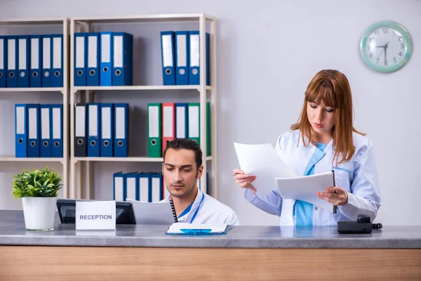 Deux médecins travaillant à la réception de l'hôpital — Photo