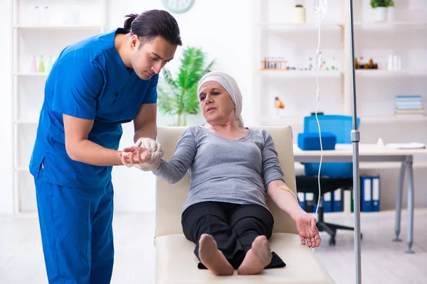 Jovem médico e paciente oncológico feminino — Fotografia de Stock