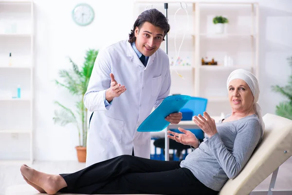 Giovane medico maschio e paziente oncologico femminile — Foto Stock