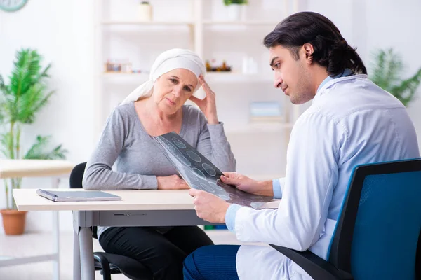 Jonge mannelijke arts en vrouwelijke oncologie patiënt — Stockfoto