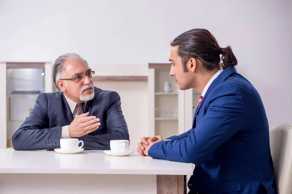 Twee zakenlieden bespreken zaken in functie — Stockfoto