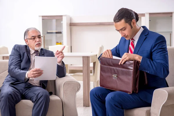 Zwei Geschäftsleute diskutieren über Geschäfte im Amt — Stockfoto