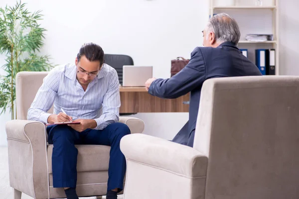 Vecchio visita giovane medico psicologo maschile — Foto Stock