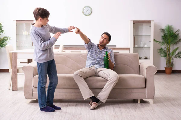 Dronken vader en zijn zoon — Stockfoto