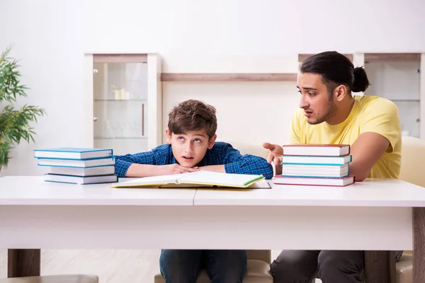 Padre ayudando a su hijo a prepararse para la escuela — Foto de Stock