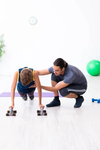Junger Vater und sein Sohn bei Übungen — Stockfoto