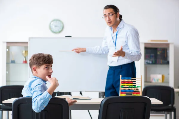 Ung far hjälper sin son att förbereda sig för examen — Stockfoto