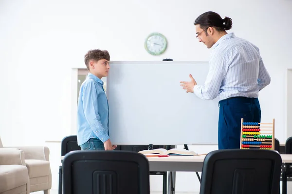 Ung far hjälper sin son att förbereda sig för examen — Stockfoto