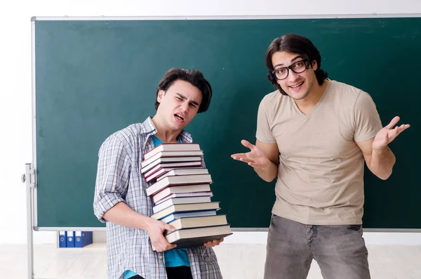 Двоє студентів-чоловіків у класі — стокове фото