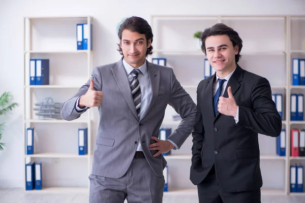 Dos jóvenes empresarios reunidos en la oficina — Foto de Stock