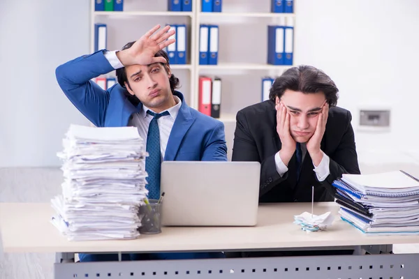 Zwei männliche Kollegen unzufrieden mit exzessiver Arbeit — Stockfoto