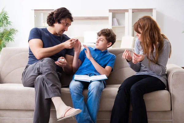 Концепція куріння неповнолітнього з молодим хлопчиком і сім'єю — стокове фото
