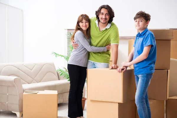 Junge Familie zieht in neue Wohnung — Stockfoto