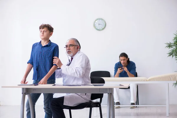 Jeune garçon médecin visiteur à l'hôpital — Photo