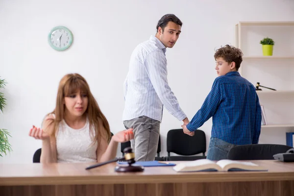 Divorcer la famille en essayant de diviser la garde des enfants — Photo