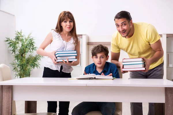 Föräldrar som hjälper sin son att förbereda sig för skolan — Stockfoto