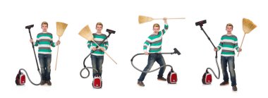 Elektrikli süpürgesi ve süpürgesi olan adam.