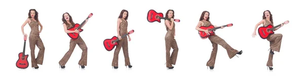 Женщина в леопардовой одежде на белом с гитарой — стоковое фото