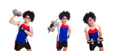 Halterle egzersiz yapan komik bir adam.