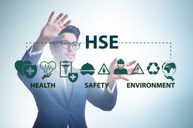 Sanal düğmeye basılı işadamı konsepti