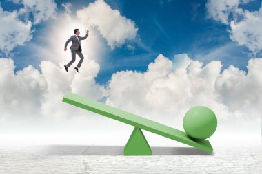 İş adamı ve tahterevallide kariyer gelişimi konsepti