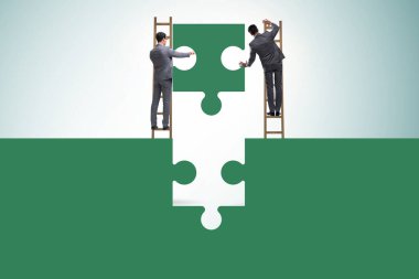 Yapboz ile takım çalışması kavramında iş adamı