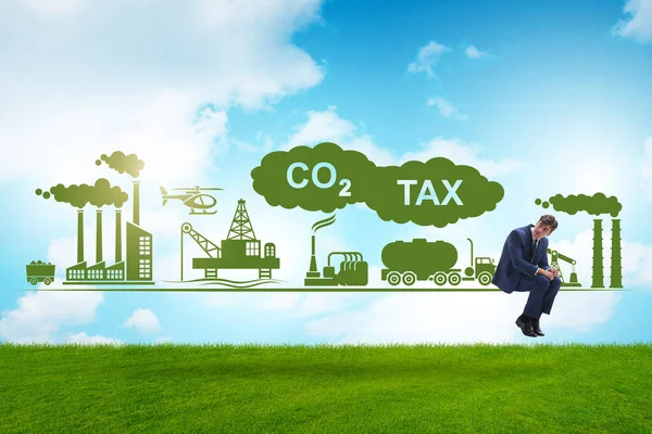 Бізнесмен в концепції податку на вуглець — стокове фото