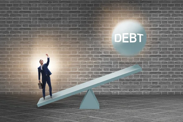 Концепция задолженности и кредита с бизнесменом и качелями — стоковое фото