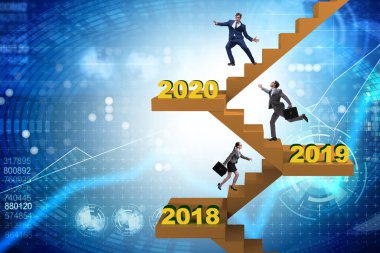 İşadamı her yıl merdivenleri çıkıyor.