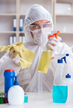 Kimyager banyo malzemelerinin kalitesini kontrol ediyor.