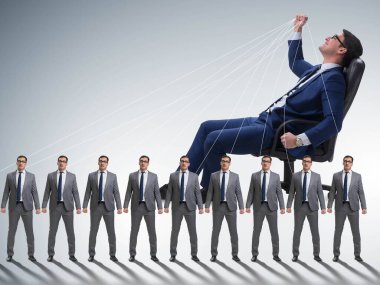 Patron çalışanı, çalışanlarını iş konseptinde manipüle ediyor.