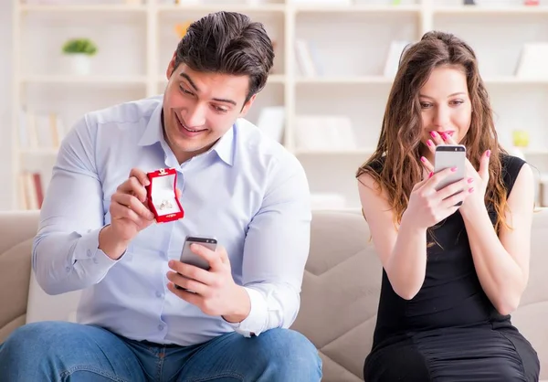 Joven hombre haciendo matrimonio propuesta a novia — Foto de Stock