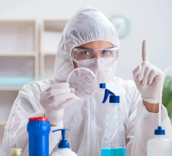 Chemicaliën die de kwaliteit van de badkamerbenodigdheden controleren — Stockfoto