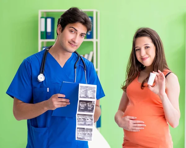 Mujer embarazada que visita ginecólogo masculino en la clínica —  Fotos de Stock