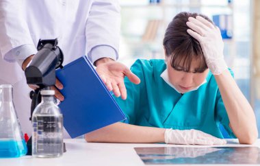 Doktor, asistanına tıbbi bir hata yüzünden kızgın.