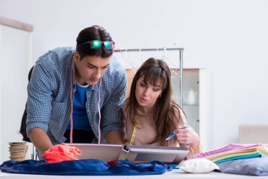 Atölyede erkek terzi ve bayan öğrenci.